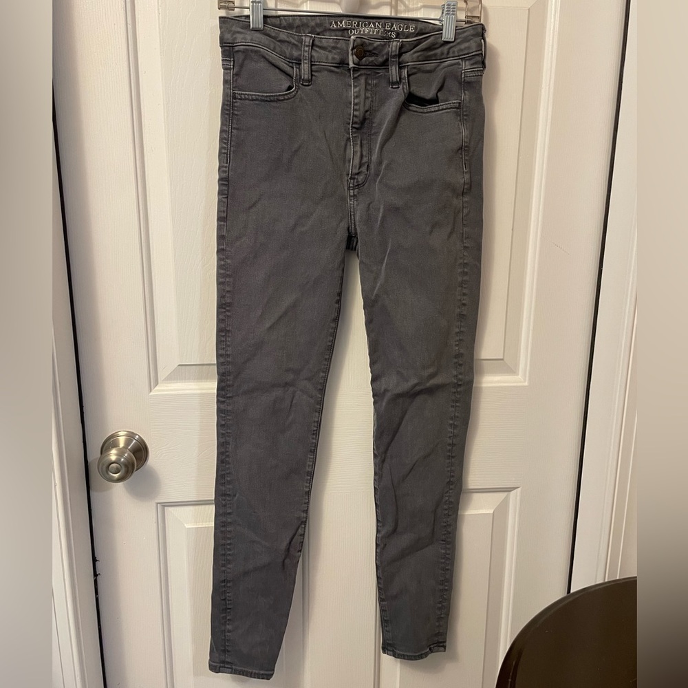 American eagle gray colored jeans! In great condition barely worn. Size 6!!